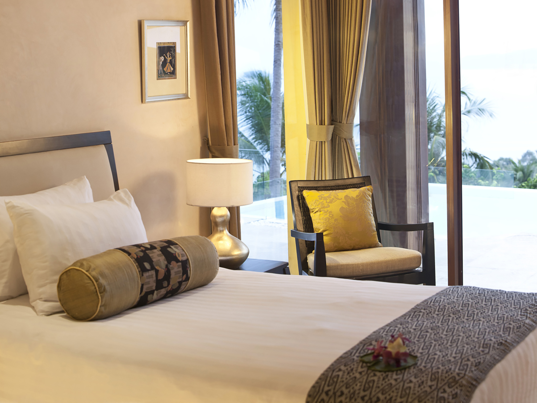 Cozy guest bedroom suite at Villa Soluna Koh Samui
